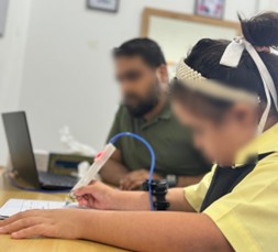 HandMind Diagnose device in use